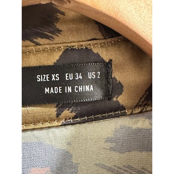 🍒 2/$20 🍒 Green Leopard Print Long Sleeve Button Up Blouse  sz XS - Picture 3 of 8